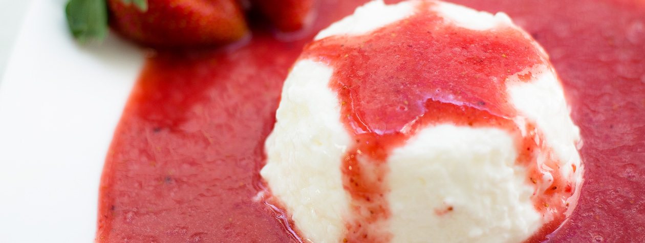 Gelatina de Yoghurt con Coulis de Fresa