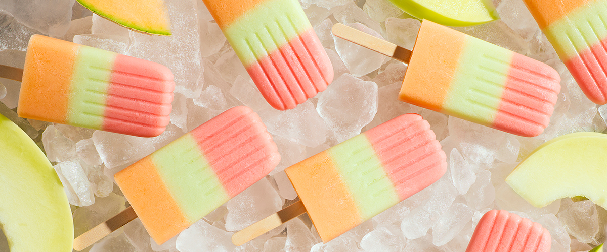 Paletas heladas de melón con yogurt griego