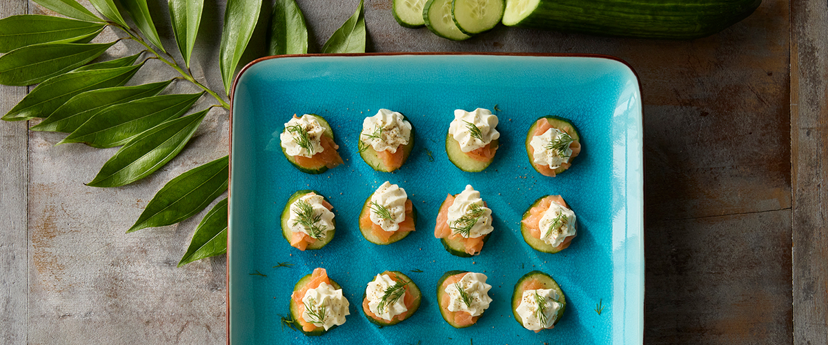 Bocaditos de salmón y pepino con dip de yogurt y eneldo