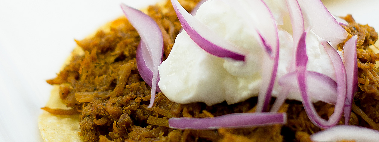 Tostadas de Cochinita con Yogurt Estilo Griego